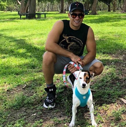 "Con papi. ¡Amo a mi familia!", se lee junto a esta postal publicada en la cuenta de Mila en julio pasado.