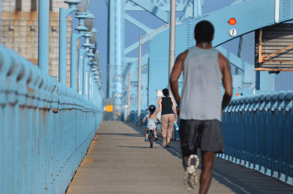 <b>Benjamin Franklin Bridge Pedestrian Walkway</b>. La pasarela peatonal del puente Ben Franklin ofrece una ruta pintoresca para caminantes, corredores y ciclistas entre Filadelfia y Camden, Nueva Jersey. En Filadelfia, el acceso a la pasarela se encuentra en 5th y Race Street, al otro lado de la calle de U.S. Mint. En Nueva Jersey, se puede acceder a la pasarela en 4th y Pearl Street. La pasarela está abierta todos los días de 6 a.m. a 8 p.m. 1 de octubre - 30 de abril y de 6 a.m. a 9 p.m. 1 de mayo - 30 de septiembre.