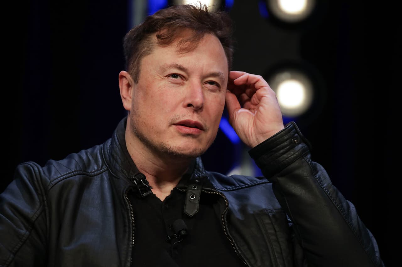 <b>Elon Musk</b>, CEO y fundador de Tesla y SpaceX. Su fortuna aumentó $5,000 millones entre enero y abril de 2020. Su patrimonio neto total es de 101,000 millones de dólares.