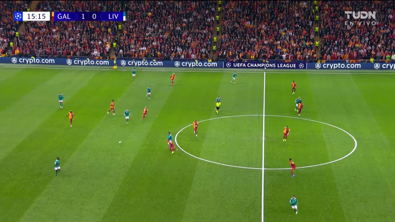 ¡TIRO ATAJADO! disparo por Florian Wirtz.