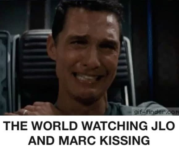 Levante la mano quien gritó al ver el beso.