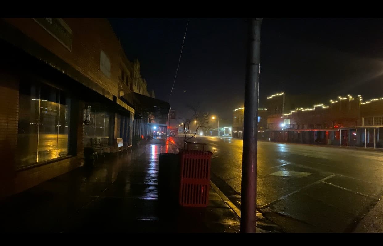 Parte de la calle Main con electricidad y la otra sin electricidad.