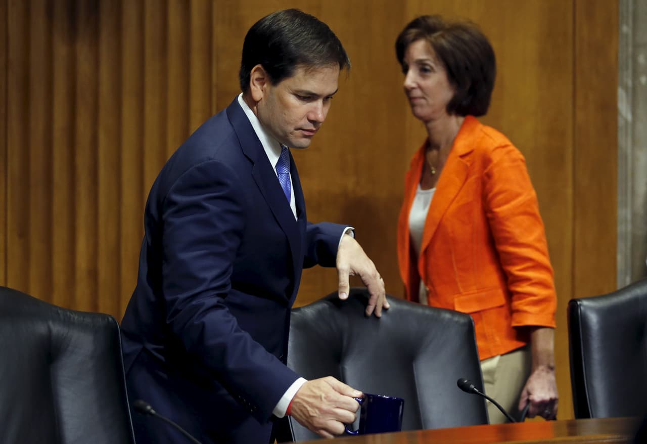 Precisamente su papel en esas negociaciones provocó el bloqueo del senador republicano de origen cubano Marco Rubio para su aprobación en el Senado. En la imagen, Jacobson se disponía a participar en una sesión sobre las nuevas relaciones entre Cuba y Estados Unidos durante la audiencia del comité de relaciones exteriores del Senado en Washington, el 20 de mayo de 2015.
