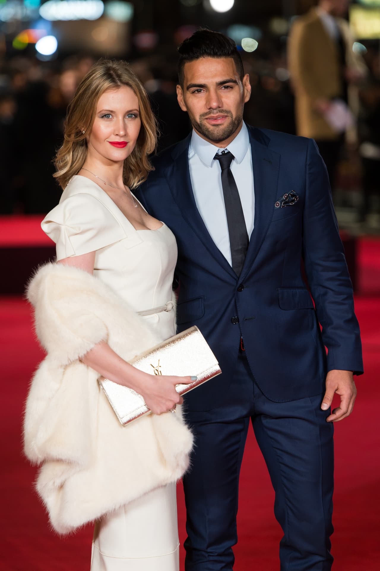 El delantero de la Selección Colombia jugará su primer Mundial, al tiempo que su esposa argentina, apoyará a Lionel Messi y la Selección de su país. Además, la también cantante, tiene raíces polacas, nación que enfrentarán los colombianos en la fase de grupos.