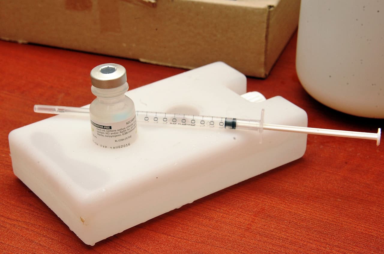 La primera vacuna contra el mortal virus, que ha demostrado ser 100% efectiva, podría estar disponible en 2018.