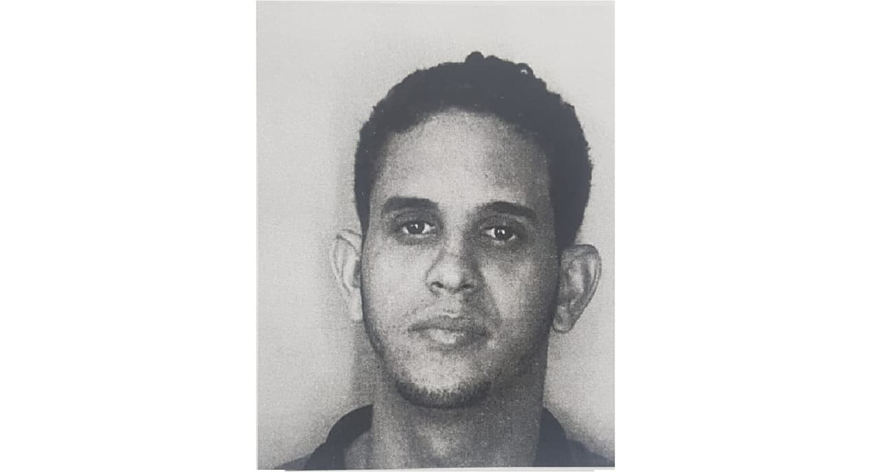 Buscan a hombre por robarse paquetes de medias en una tienda Marshalls