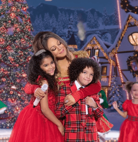 Aunque tal vez no es la canción navideña impactante que esperábamos, pero la unión de voces es maravillosa.