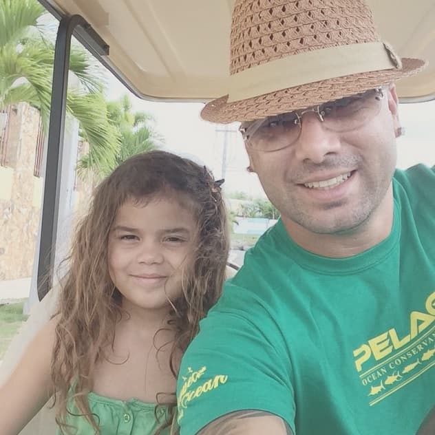 Ahora hemos descubierto que Wisin, igual que sus pequeñitos, es fanático de las selfies.