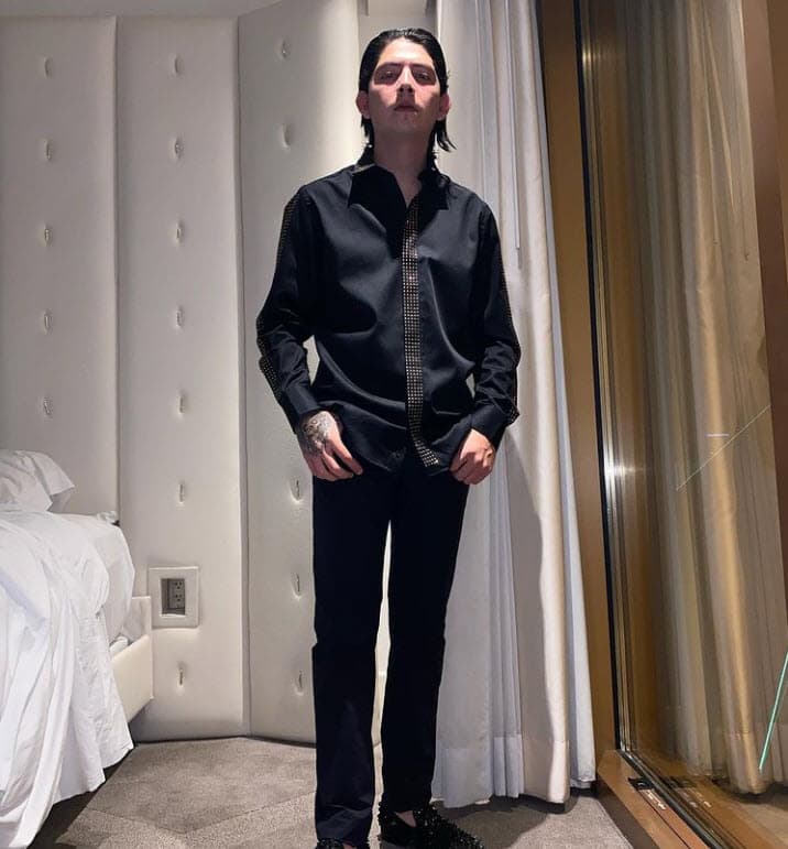 De hecho, a partir de ese lamentable hecho, se ganó el mote de El Pantera, pues tras la muerte de su hermano él
<b>solía vestir de negro</b>, por lo que varios de sus compañeros de preparatoria lo comparaban con el característico color del pelaje de este tipo de felinos.
<br>