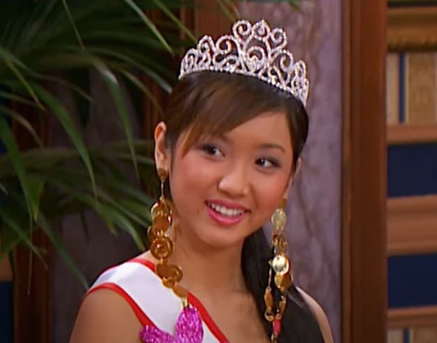 <b>London Tipton (Brenda Song)</b>
<br>La serie de Disney ‘Zack y Cody’ también tenía su propia diva adolescente: London Tipton, quien era la típica niña consentida y excéntrica. Por si fuera poco, también era millonaria, pues su padre era el dueño de los Hoteles Tipton.