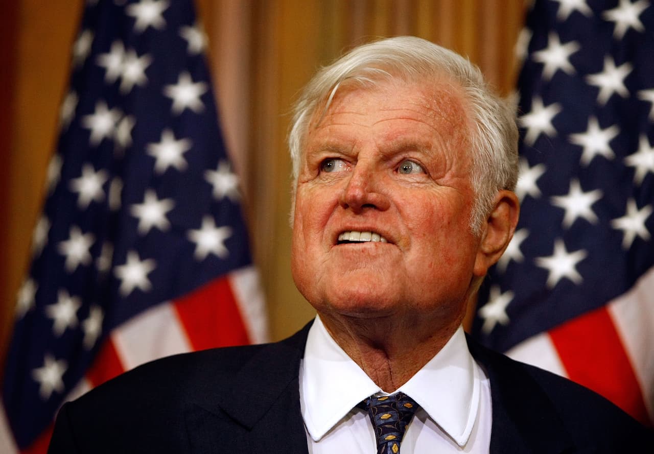 <b>Edward Moore "Ted" Kennedy. </b>Una convulsión fue la primera señal de alarma para el senador de Massachusetts, quien tuvo ese cargo hasta su muerte en 2009. 15 meses antes recibió el diagnóstico en el Hospital General de Boston. Aunque no se hizo público, el tratamiento dejó de ser efectivo a los pocos meses cuando el 
<a href="http://www.univision.com/noticias/cancer/es-posible-predecir-la-metastasis-en-el-cancer-cientificos-aseguran-que-si">cáncer se esparció</a>. Falleció a los 77 años de edad en su casa, el 25 de agosto. 
<br>