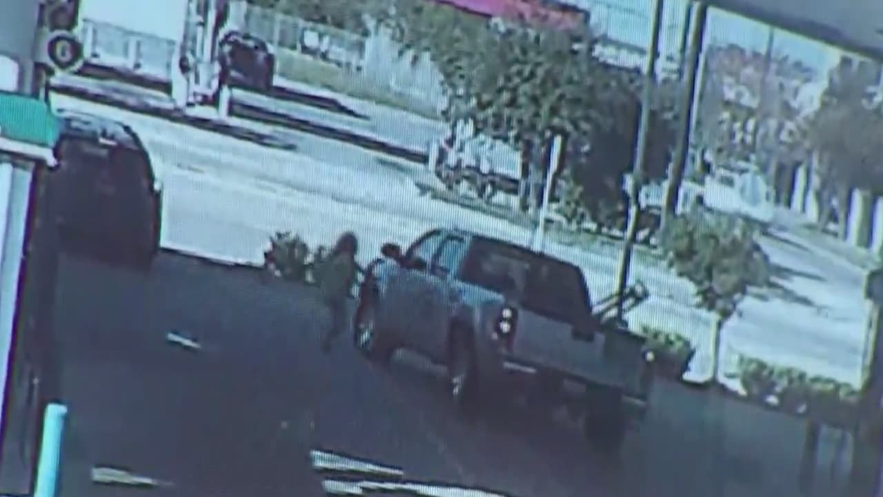 Se acerca a otra camioneta y les pide ayuda.