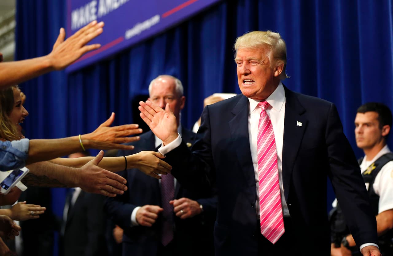 Como si entrara a un partido de baloncesto, Trump chocó las manos de decenas de seguidores en su camino al escenario en un mitin de campaña en Fredericksburg, Virginia, en agosto de 2016.