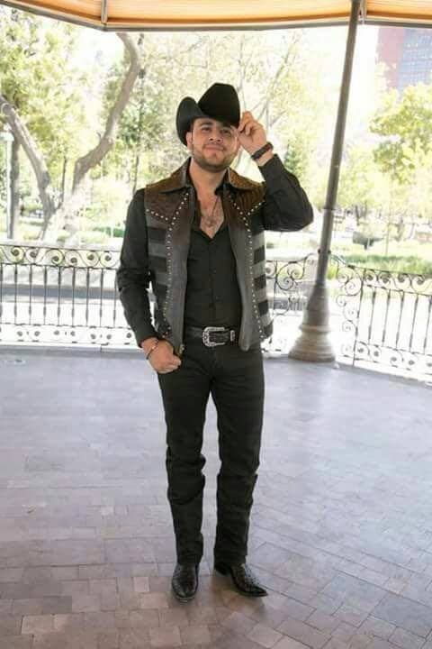 Su hermano, Francisco 'El Gallo' Elizalde (antes llamado 'El Chico' Elizalde) participa en este tributo y gracias a la tecnología pudo unir su voz con la de Valentín en el tema 'Cómo me duele', uno de los grandes éxitos de 'El Gallo de Oro'.