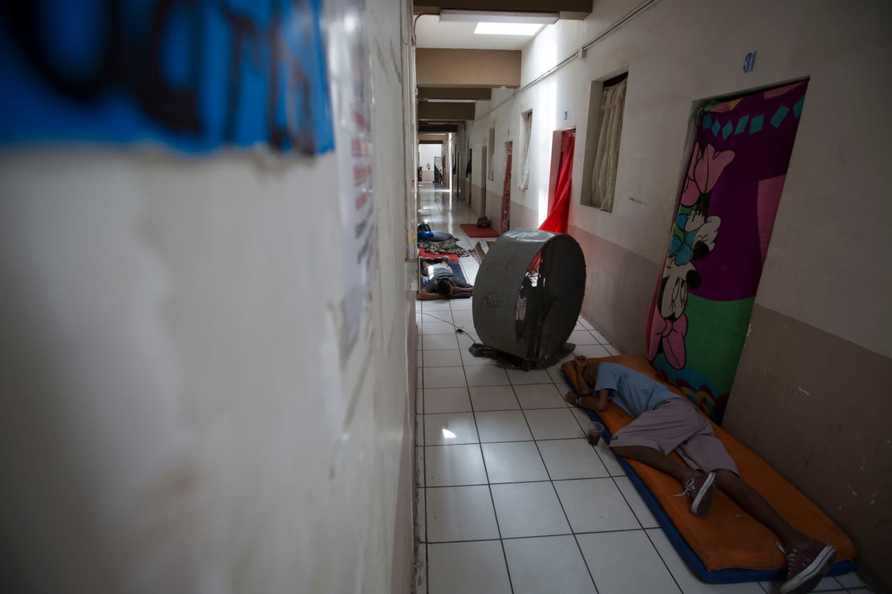 Para los migrantes que llegan cansados después de días o meses de camino, cualquier lugar es bueno para descansar.