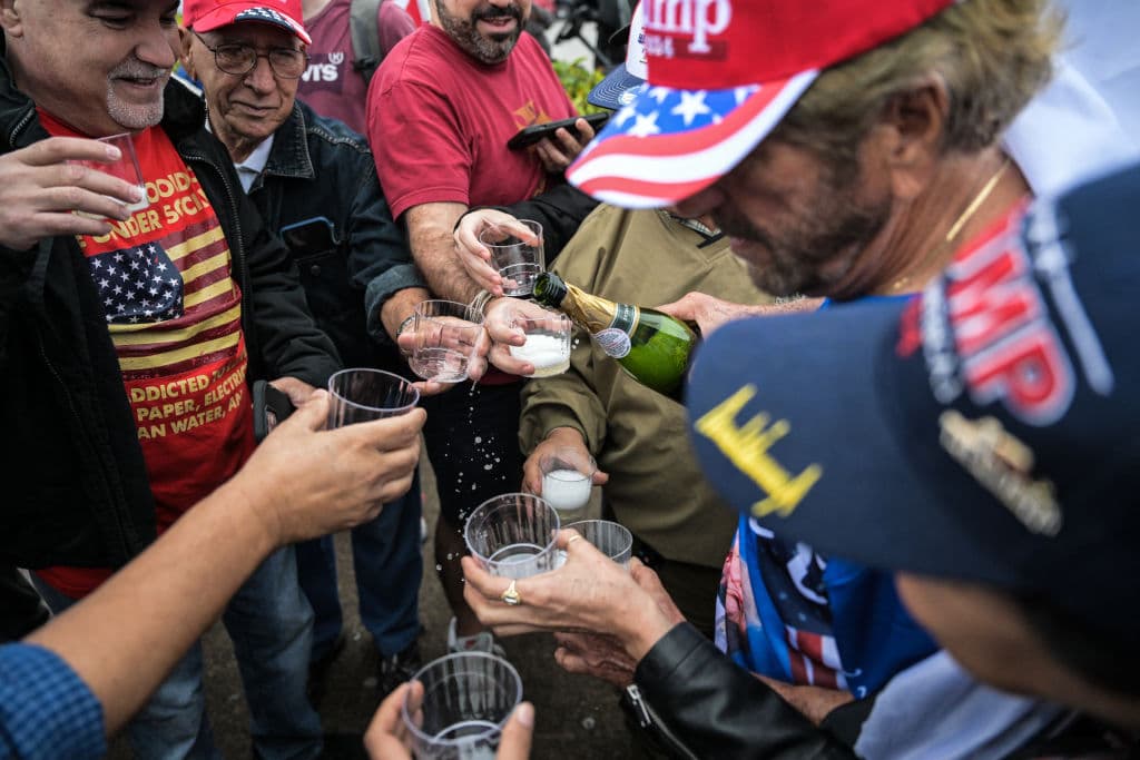 Champaña entre los seguidores de Trump de Miami.