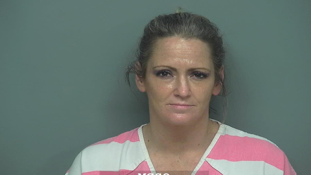 Jaime Lynn Thompson -Es sospechosa de uso ilegal de un arma dde fuego.