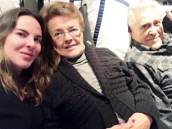 Kate siempre ha estado muy orgullosa de sus papás, por eso no deja de presumirlos.