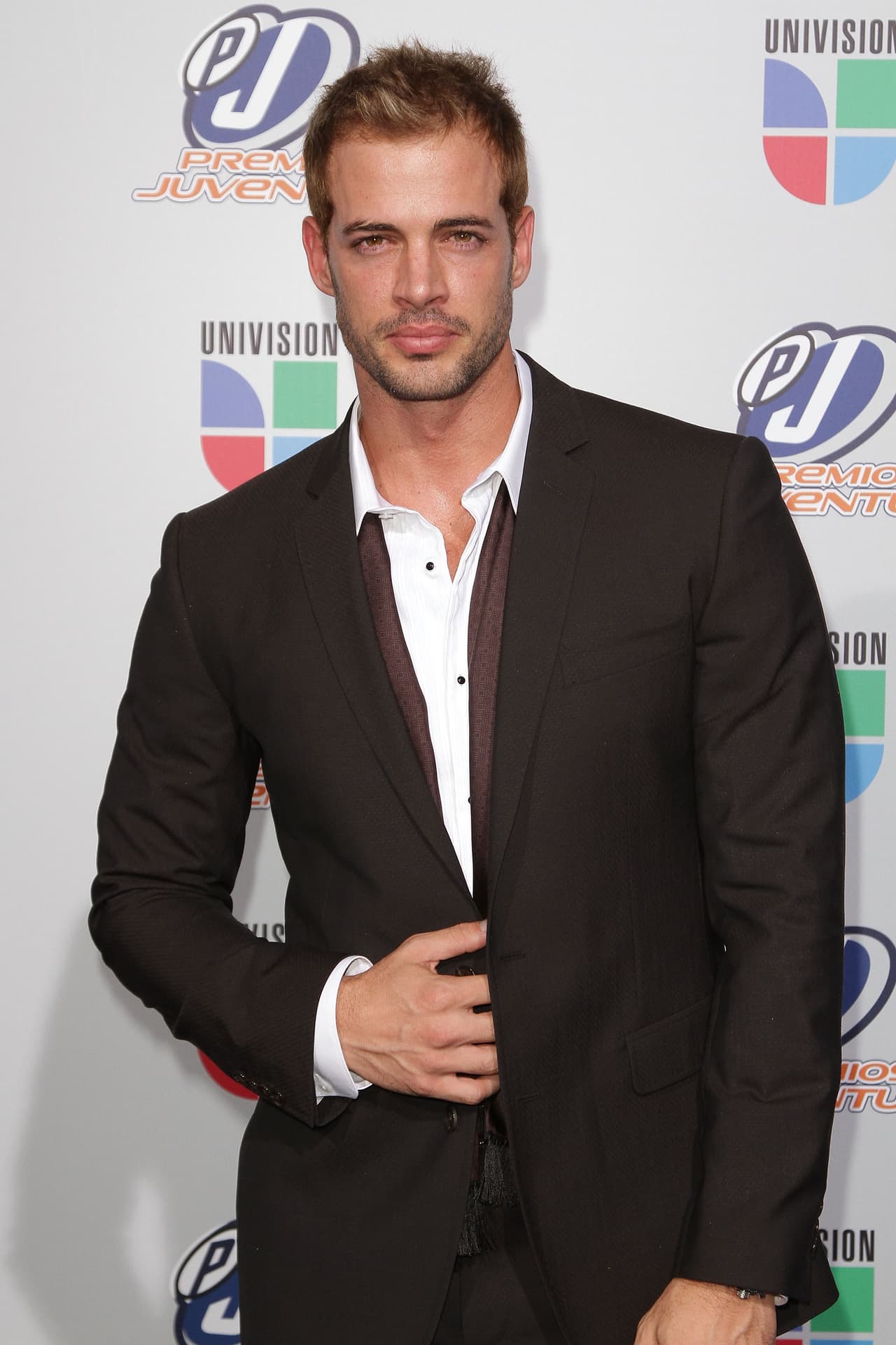 El actor se presentó a la alfombra acompañado de su abuelita que acababa de salir de Cuba.