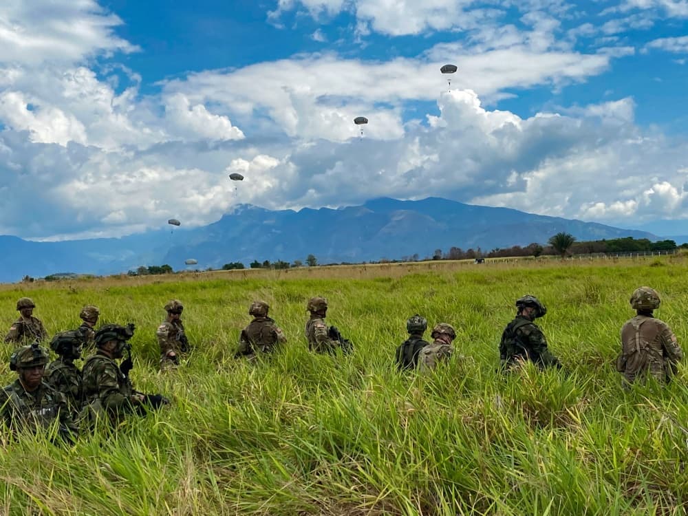 En un comunicado enviado por las autoridades de Fort Bragg, explicaron que los soldados estadounidenses emplearon una inserción de entrenamiento en el aire junto a los militares colombianos.
<br>
<br>
<br>