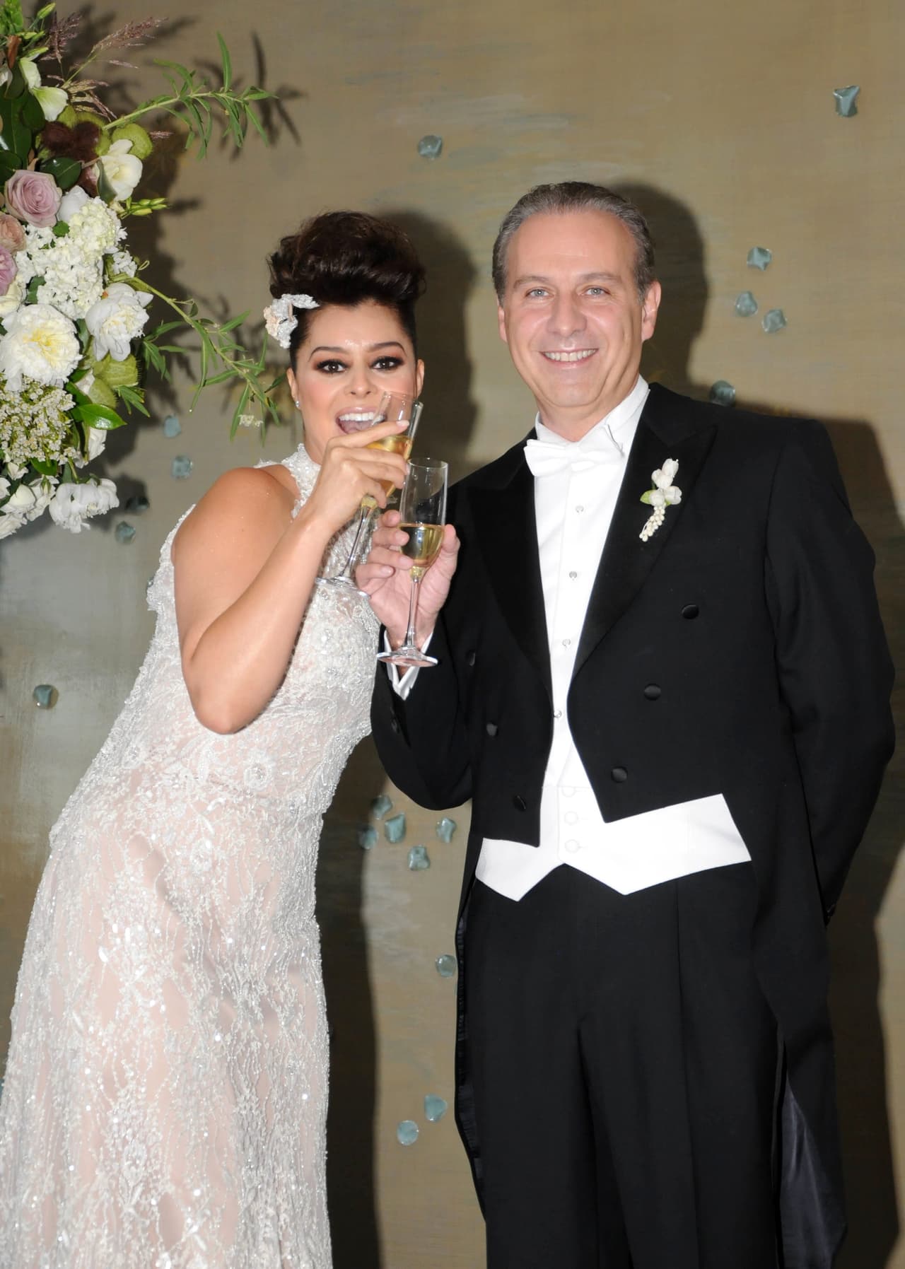 <b><a href="http://www.univision.com/temas/yadhira-carrillo">Yadhira</a></b> tuvo que soportar los ataques de la prensa y del público, y el 31 de marzo del año 2012, después de 4 años de relación sentimental, la pareja se casó por las leyes mexicanas.