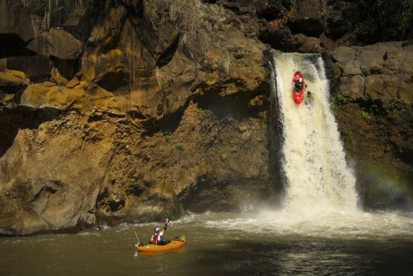 Dane Jackson vitorea a Joel Kowalski en su descenso por una cascada, durante el Primer Descenso Red Bull: Proyecto Michoacán, en Uruapan, MI, México, 27 de Noviembre, 2013.
