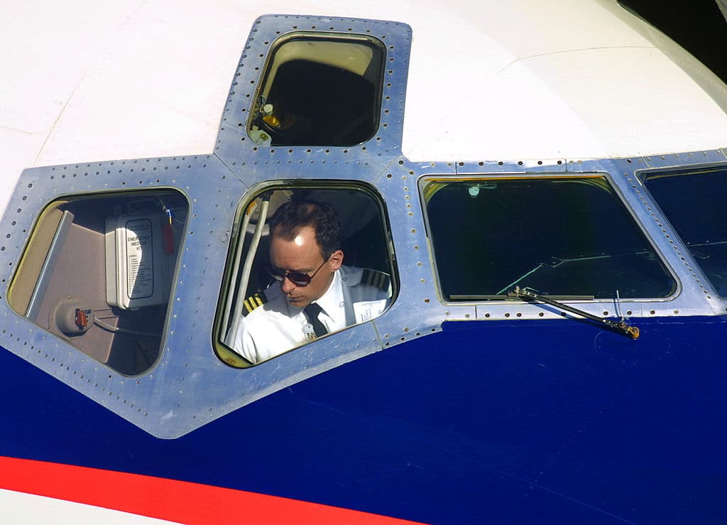 <b>Trabajos mejor pagados en Chicago</b>. Pilotos comerciales, donde el 
<b>salario promedio anual es de 103.320 dólares</b>.
<br>
<br>El requisito de educación es al menos un diploma de
<b> secundaria o equivalente</b> además de un certificado de piloto comercial.