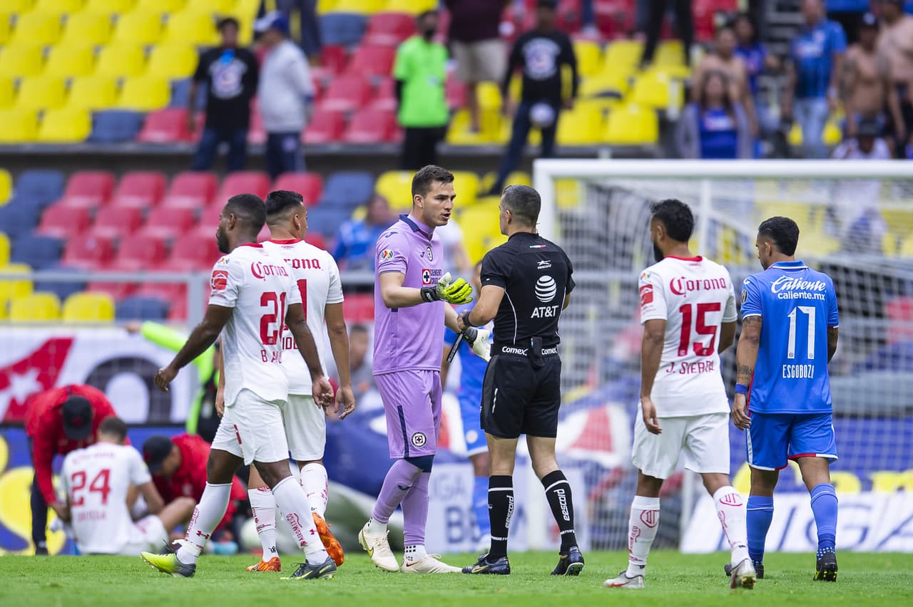 Toluca retomó el liderato del Apertura 2022 al imponerse a Cruz Azul en un partido protagonizado por el arbitraje.