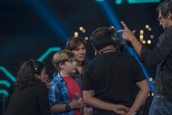 Caras graciosas, bromas, muestras de afecto y selfies con los fans, de todo pasa en el backstage y los famosos lo saben. Mira todo lo que no pudiste ver en la gala cinco de Me Pongo De Pie.