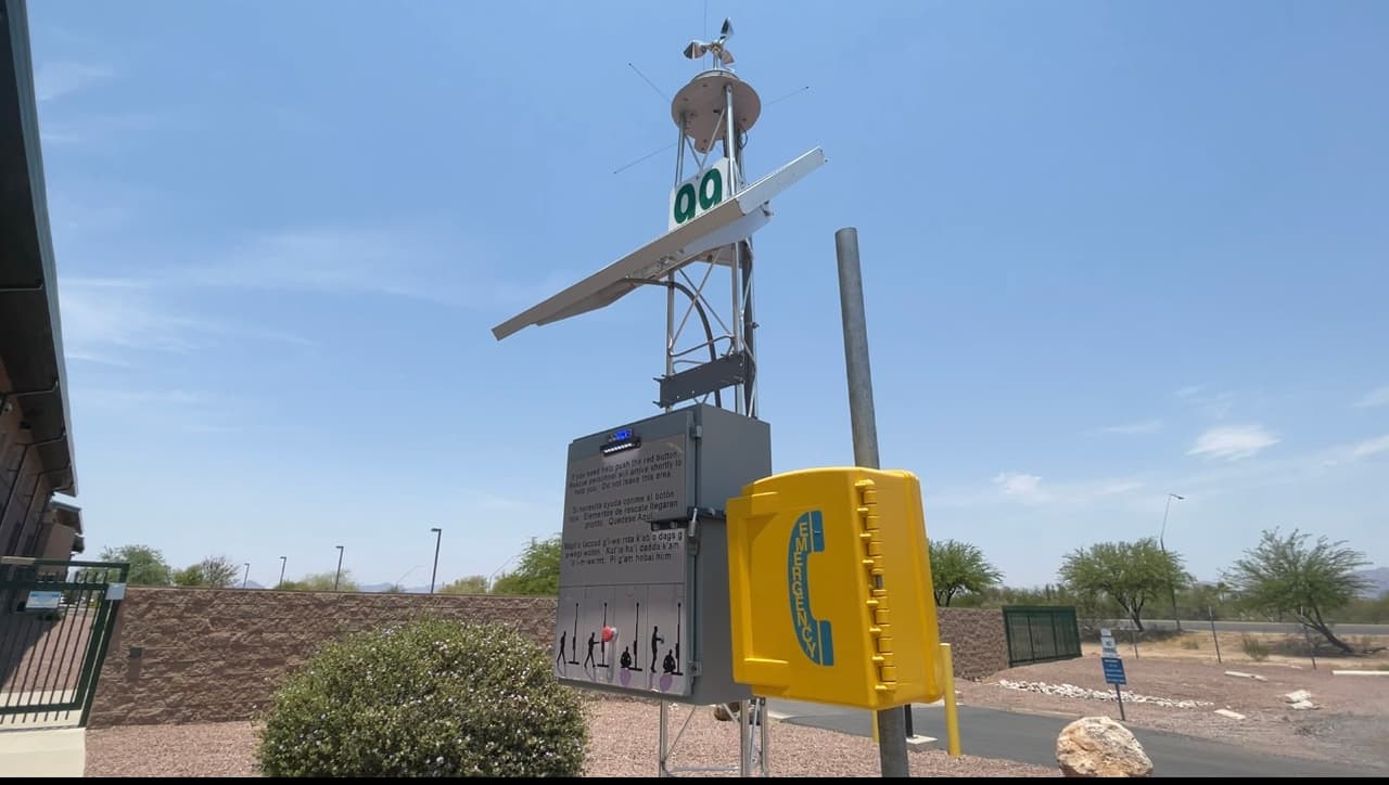 Hay 34 torres de rescate instaladas en el desierto. La persona que necesite ayuda puede oprimir el botón que envía la señal de ubicación a la Patrulla Fronteriza. Autoridades enfatizan que es necesario que la persona que pida la ayuda no se mueva de su lugar. La información se encuentra escrita en cada torre en ingles, español y Tohono O’odaham.