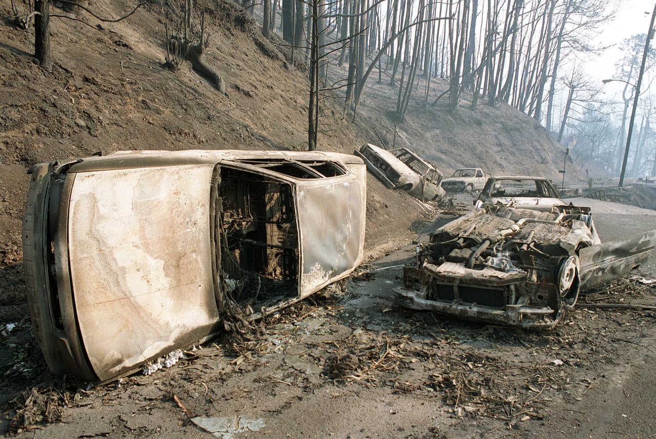Más tarde, el incendio se extendió hacia Hiller Highlands y de ahí al sur de Berkeley y cruzó los 8 carriles de la Autopista 24 y los cuatro carriles de la Autopista 13 hasta llegar al vecindario de Forest Park. El fuego se detuvo en los límites de Piedmont.
<br>
<br>En la imagen, autos volcados en la orilla de Charing Cross Drive. Por estas laderas, algunos residentes intentaron escaparde la tormenta de fuego. Los cuerpos de seis personas fueron recuperados en esta área, uno de ellos era un jefe de bomberos del batallón de Oakland y otro un oficial de policía de Oakland. 
<br>
<br>