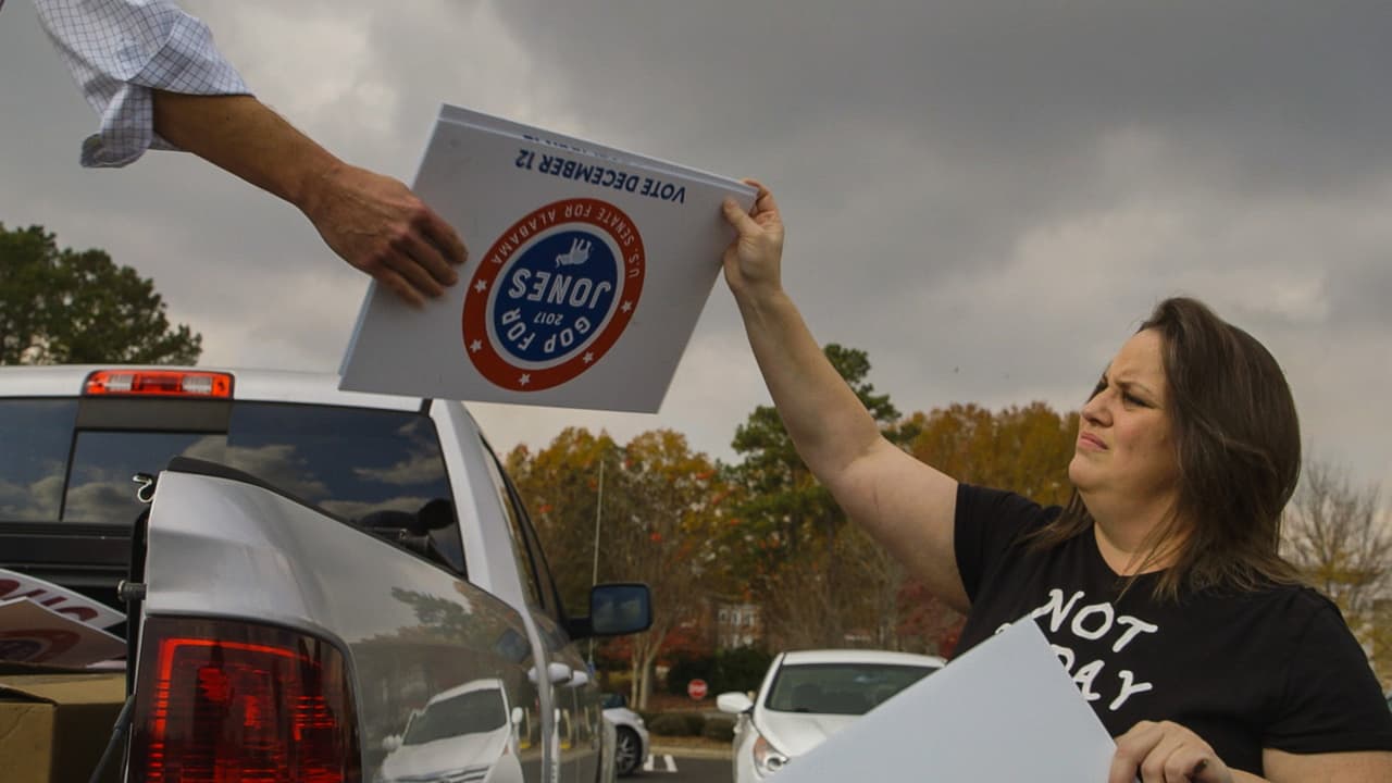 'Nunca Moore': los republicanos de Alabama que se rebelan contra su partido para hacer lo impensable y votar demócrata