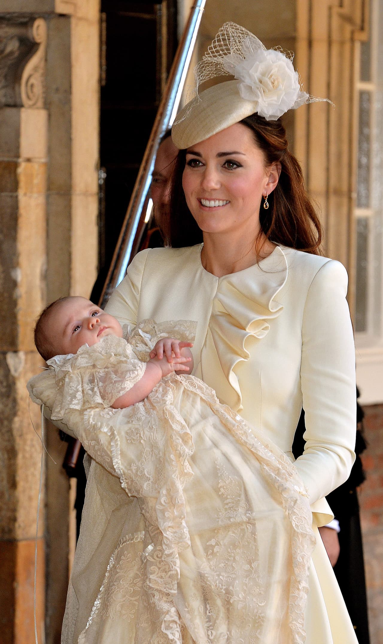 El príncipe George de Cambridge en brazos de mamá Kate llegan a la capilla real en el palacio de St. James, antes de ser bautizado por el arzobispo de Canterbury el 23 de octubre.