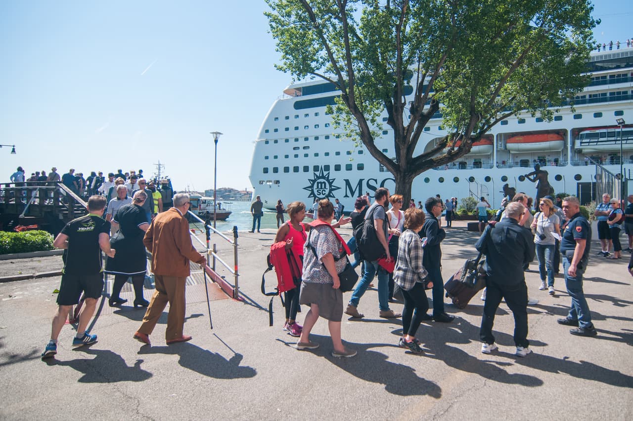 En videos publicados en redes sociales se ve a personas que estaban en el muelle huyendo al ver al buque de 13 pisos 'MSC Opera' rozando el muelle y al pequeño barco. Se escucha al motor emitiendo un fuerte ruido.