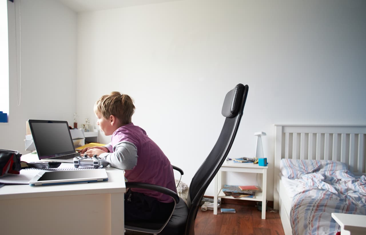 La silla debe ser cómoda y de acuerdo a su tamaño. Es importante considerar que a medida que tus hijos crezcan, pasarán más horas allí instalados. Un respaldo incómodo o inadecuado provocará que se cansen más rápidamente.