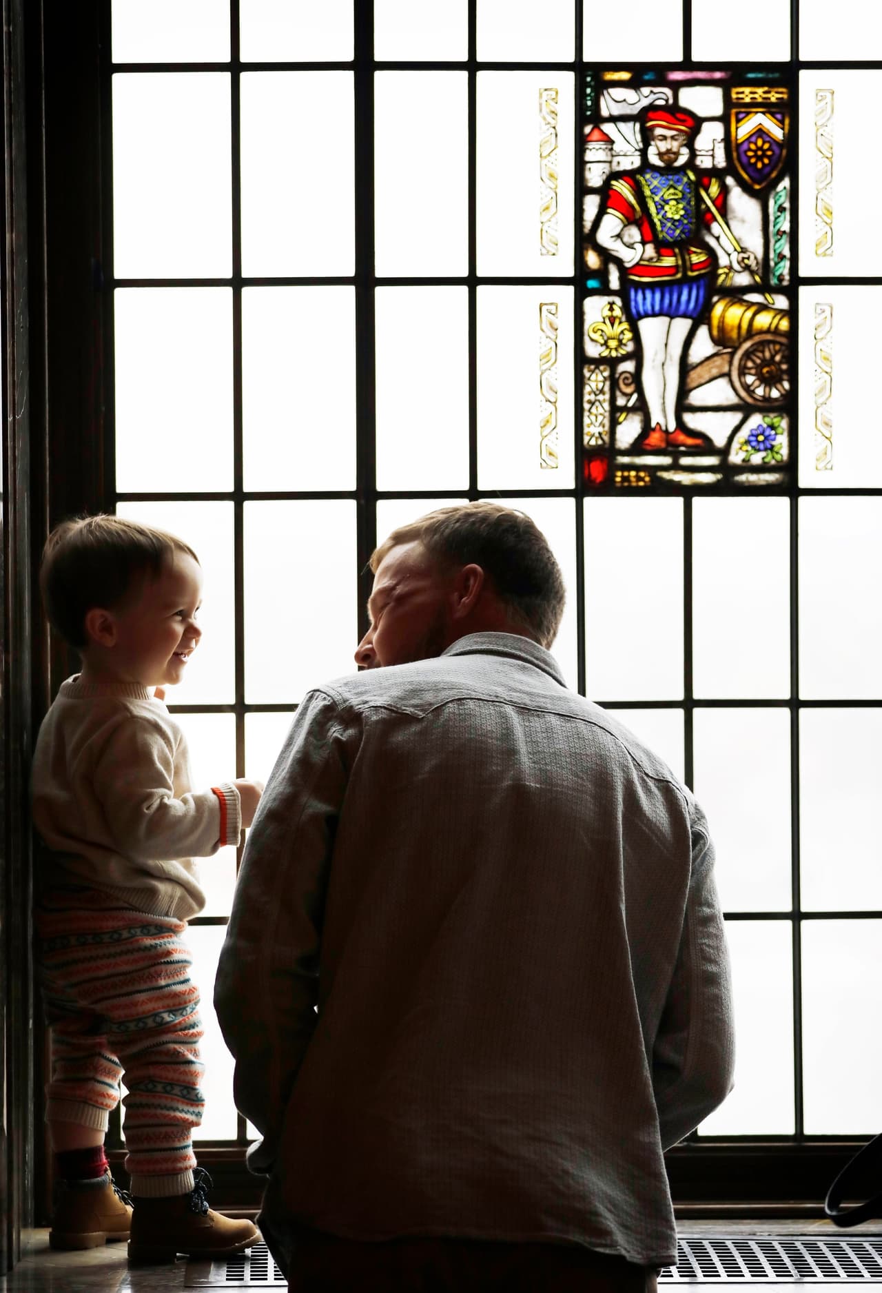 El día de su encuentro, el niño miraba con curiosidad a Sandness al principio. Pero después de un rato caminó hacia él y le hizo señas como para que lo alzase. 16 meses luego de la operación en la que participaron 60 profesionales, Sandness está emprendiendo una nueva vida. Disfruta de cosas pequeñas que no podía hacer desde hacía 10 años, como masticar un bocado de pizza.
<br>