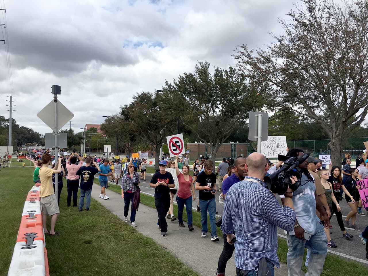 Spencer, uno de los representantes más visibles del movimiento de extrema derecha, se empeñó en dar un discurso en esta universidad con estudiantes de 127 países y donde 40% de su población no es blanca.