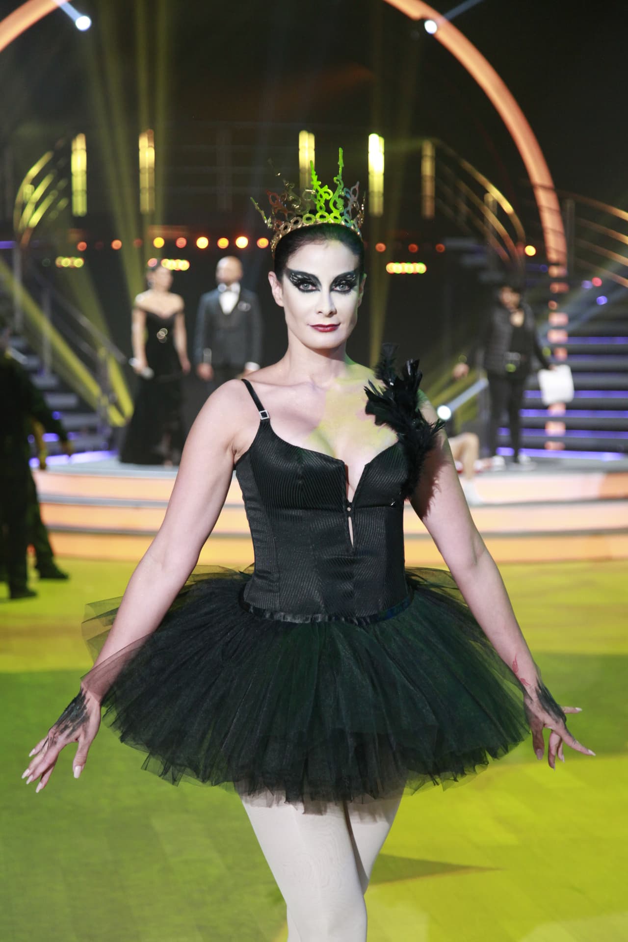 Para el look se usaron dos faldas de bailarina de ballet (para lograr el volumen que necesitaba), al corset se le incluyeron las plumas de un tocado para el cabello.