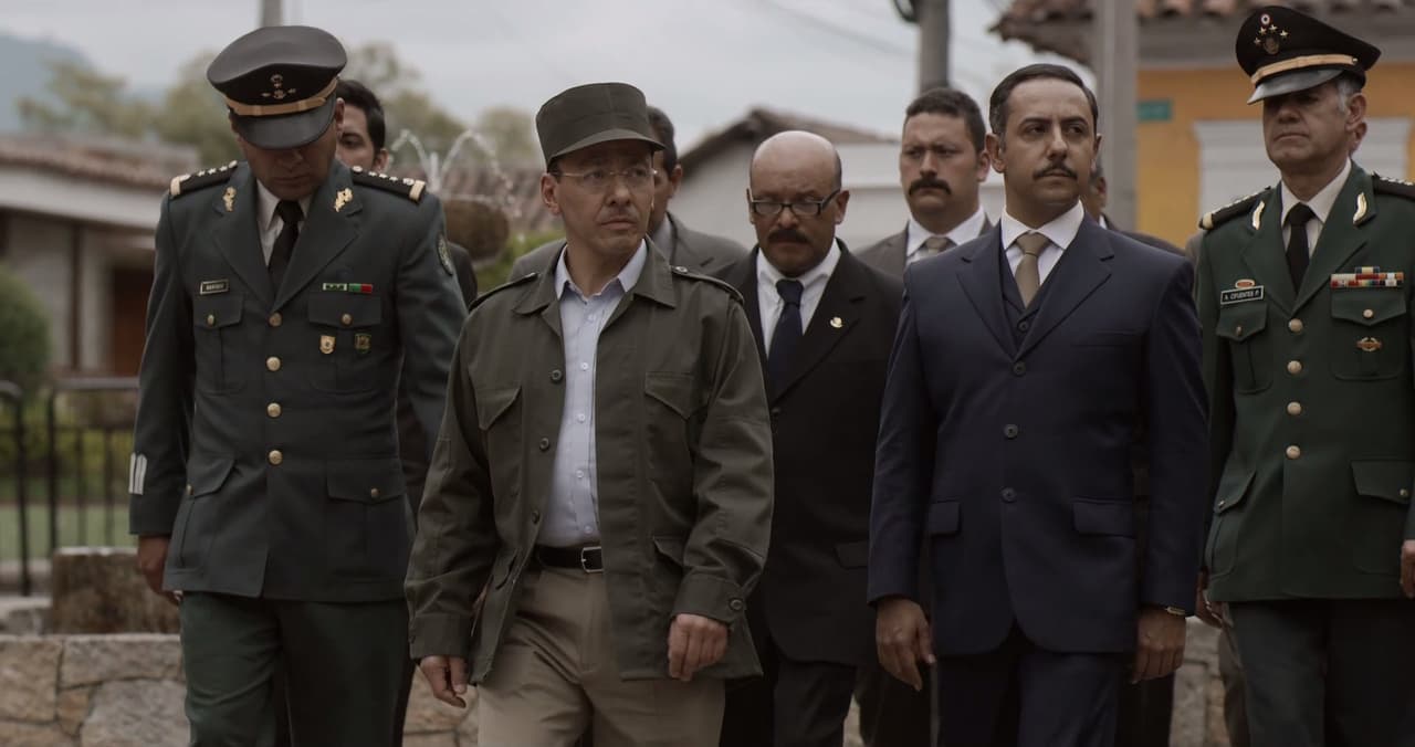 El 11 de diciembre del 2006, en compañía de altos mandos militares, el presidente Alarcón le declaró la guerra al narcotráfico y desplegó al ejército en las calles para erradicar sembradíos, puntos de venta y detener el trasiego de droga de los cárteles enemigos de 'El Chapo'.