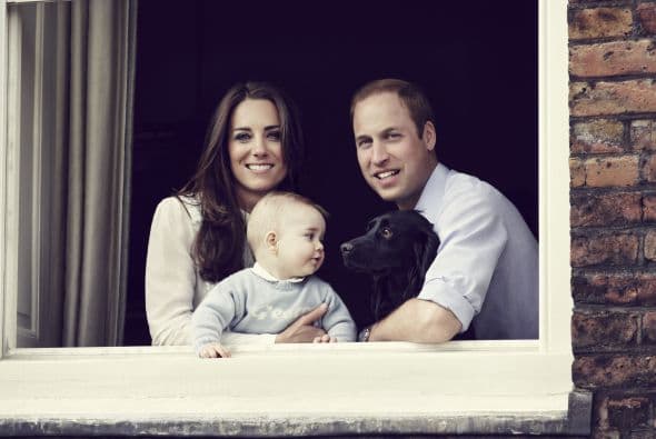 William y Kate, los Duques de Cambridge, presumieron cuánto ha crecido su pequeño George Alexander Louis, con todo y su mascota. ¡Adorables! Mira aquí los videos más chismosos.