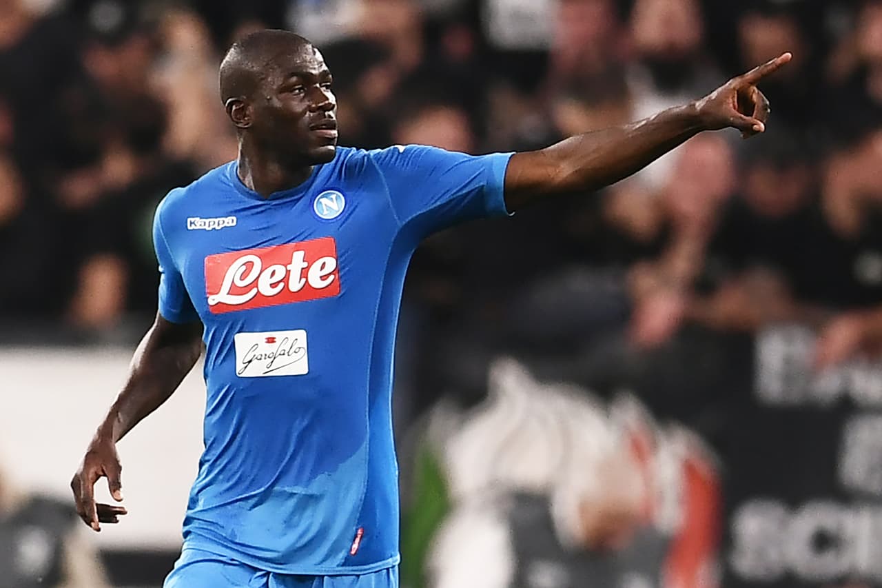 El senegalés Kalidou Koulibaly, del Napoli, podría salir del fútbol italiano con rumbo a la Premier con el Manchester United.