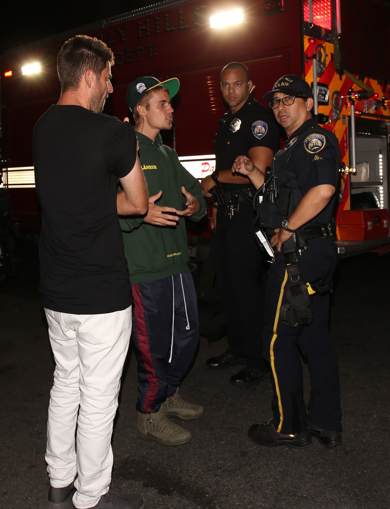 Justin Bieber explicó a los policías qué era lo que había pasado, antes de que un compañero de la iglesia se lo llevara de la zona en otro carro.
