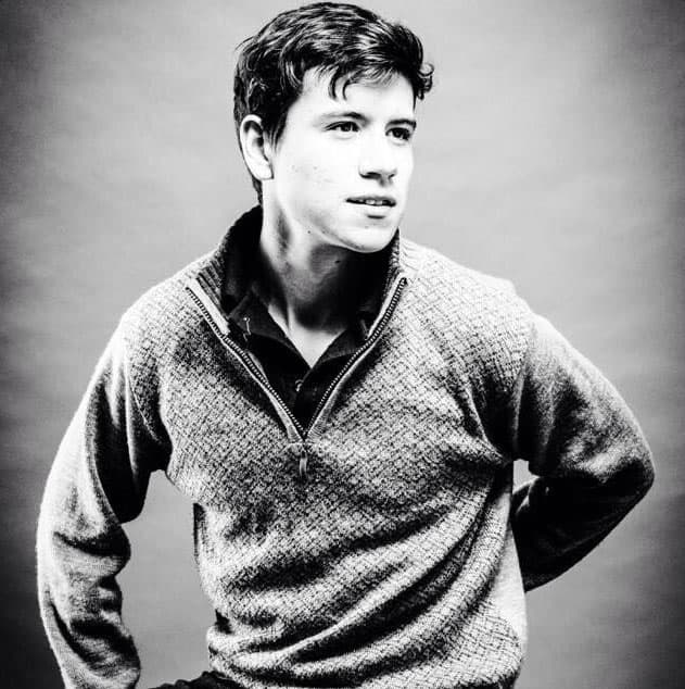 <b>Miguel Revelo</b> es quien se encargaría de darle vida. En entrevista con el periodista de espectáculos 
<a href="http://www.radioformula.com.mx/s04410n.asp?sIdC=jpoza">Javier Poza</a>, el actor confesó estar muy emocionado con el proyecto: "Fue una grata sorpresa saber que me parezco a este cantante tan importante, que además cuenta con una gran trayectoria y posee una personalidad única, así que como actor tengo mucha carnita para estudiar".