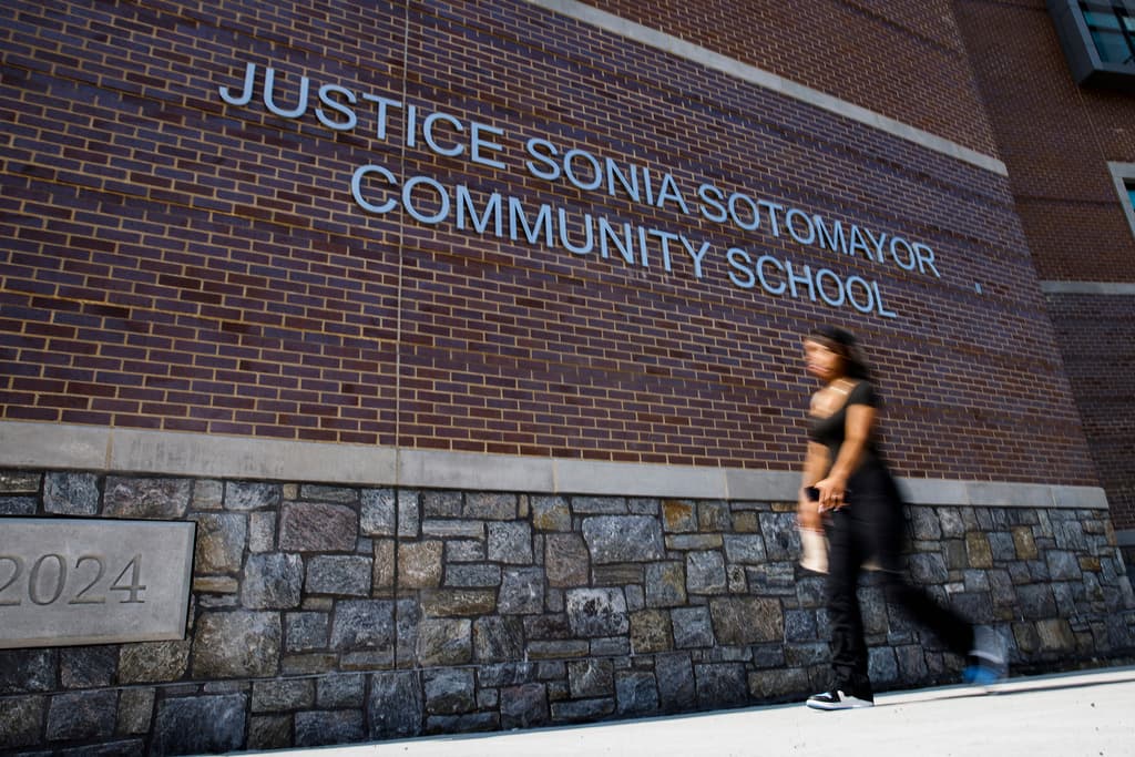 Localizada en el 121 de la avenida McLean, en Yonkers, la Justice Sonia Sotomayor Community School ofrece a sus estudiantes una oportunidad que la jueza de origen puertorriqueño no tuvo. Todos los estudiantes tomarán clases en inglés y en español para que dominen ambos idiomas.