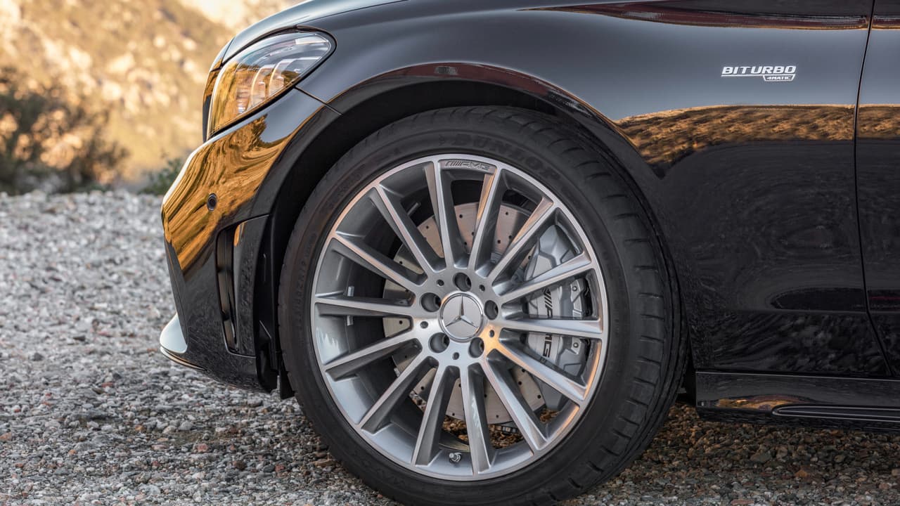 El diseño de los nuevos rines AMG en el Mercedes-AMG 63 2019 fue aerodinámicamente optimizado en el túnel de viento, lo cual ayuda a reducir el consumo de combustible, a enfriar mejor los frenos y mejorar el performance general del vehículo.