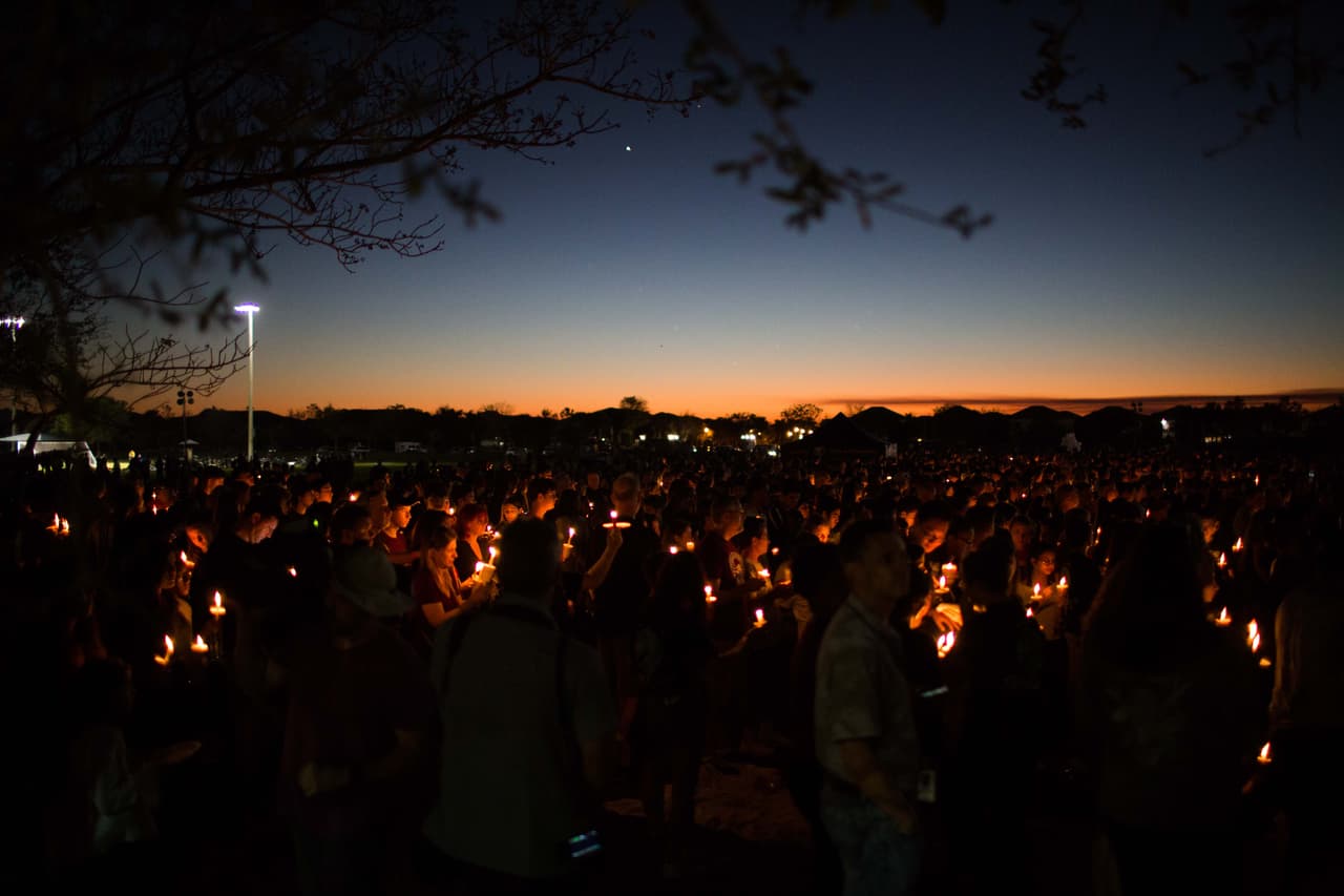 Decenas de familias se sentaron en la hierba del parque sobre mantas con el logo de la Cruz Roja. Los vecinos de esta tranquila y acomodada zona de Florida se convirtieron de forma inesperada en víctimas de una tragedia