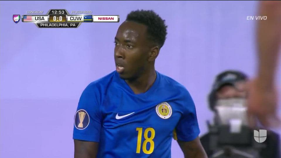 Tiro desviado de Elson Hooi