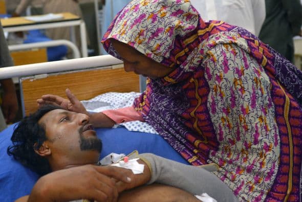 Pakistán amaneció conmocionado por la peor matanza cometida por los talibanes contra la comunidad cristiana, que costó la vida a más de ochenta personas y pone en jaque la estrategia de diálogo del Gobierno con los radicales. El último recuento ha elevado a 82 el número de fallecidos, que aún puede subir dado el estado crítico de varios de los más de 140 heridos ingresados en hospitales de la localidad noroccidental de Pesháwar, en una de cuyas iglesias se produjo la masacre. "No teníamos palabras ante el horror que teníamos delante", explicó hoy a Efe el director de la Liga Interconfesional de Pakistán (APIL), el cristiano Sayid Ishaq, quien visitó ayer junto a diversas autoridades regionales a las víctimas hospitalizadas. "No es solo un atentado contra nuestra minoría, sino también contra la humanidad de este país", dijo Ishaq, quien calificó la situación tras el ataque "como la peor sufrida hasta ahora por los cristianos paquistaníes".