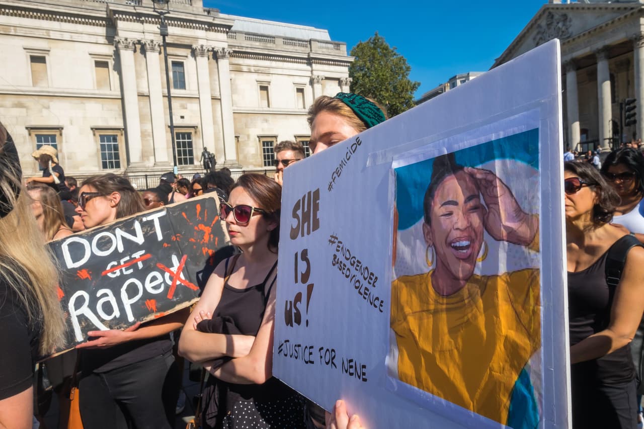 <b><a href="https://www.newyorker.com/news/news-desk/the-death-of-uyinene-mrwetyana-and-the-rise-of-south-africas-aminext-movement" target="_blank">The New Yorker</a></b> informó que el asesinato de Mrwetyana
<b> </b>ocurrió el pasado 24 de agosto. De acuerdo con
<b><a href="https://www.dailymail.co.uk/news/article-7543183/Meghan-Markles-poignant-yellow-ribbon-tribute-student-19-stolen.html" target="_blank">Daily Mail</a></b>, su fallecimiento provocó una ola de manifestaciones en contra de la violencia hacia las mujeres de ese país.