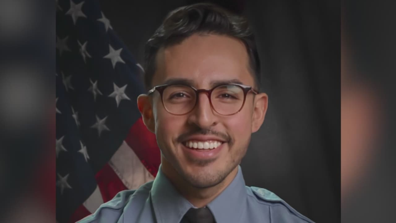 "Era una persona ejemplar": Comunidad reacciona durante vigilia por el asesinato del oficial Luis Huesca 